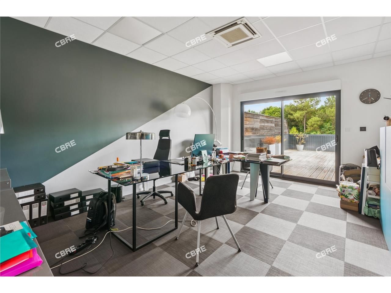 CBRE vous propose, sur un axe très passant, une t