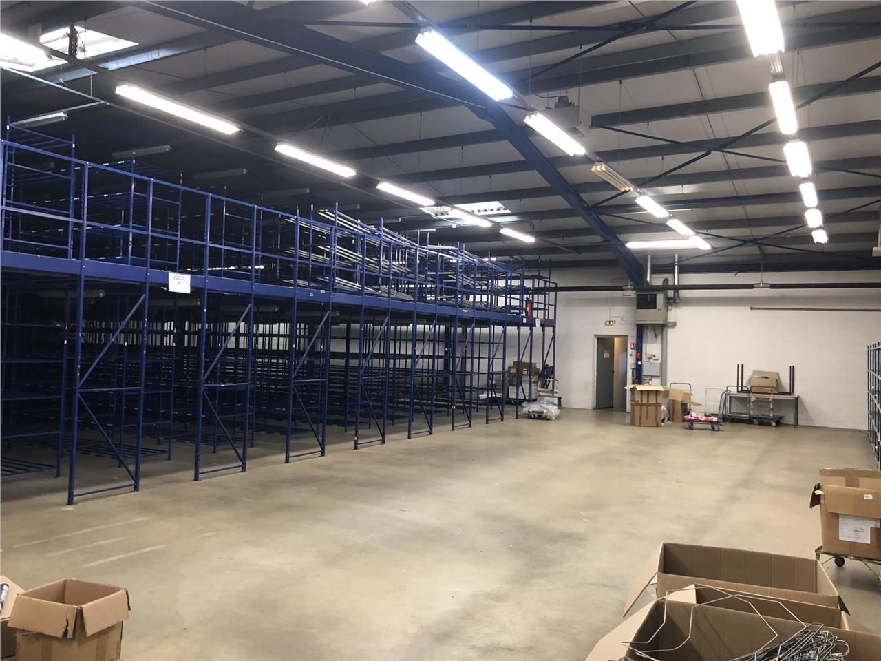 A LOUER - Au coeur de la zone d'activités de Libo