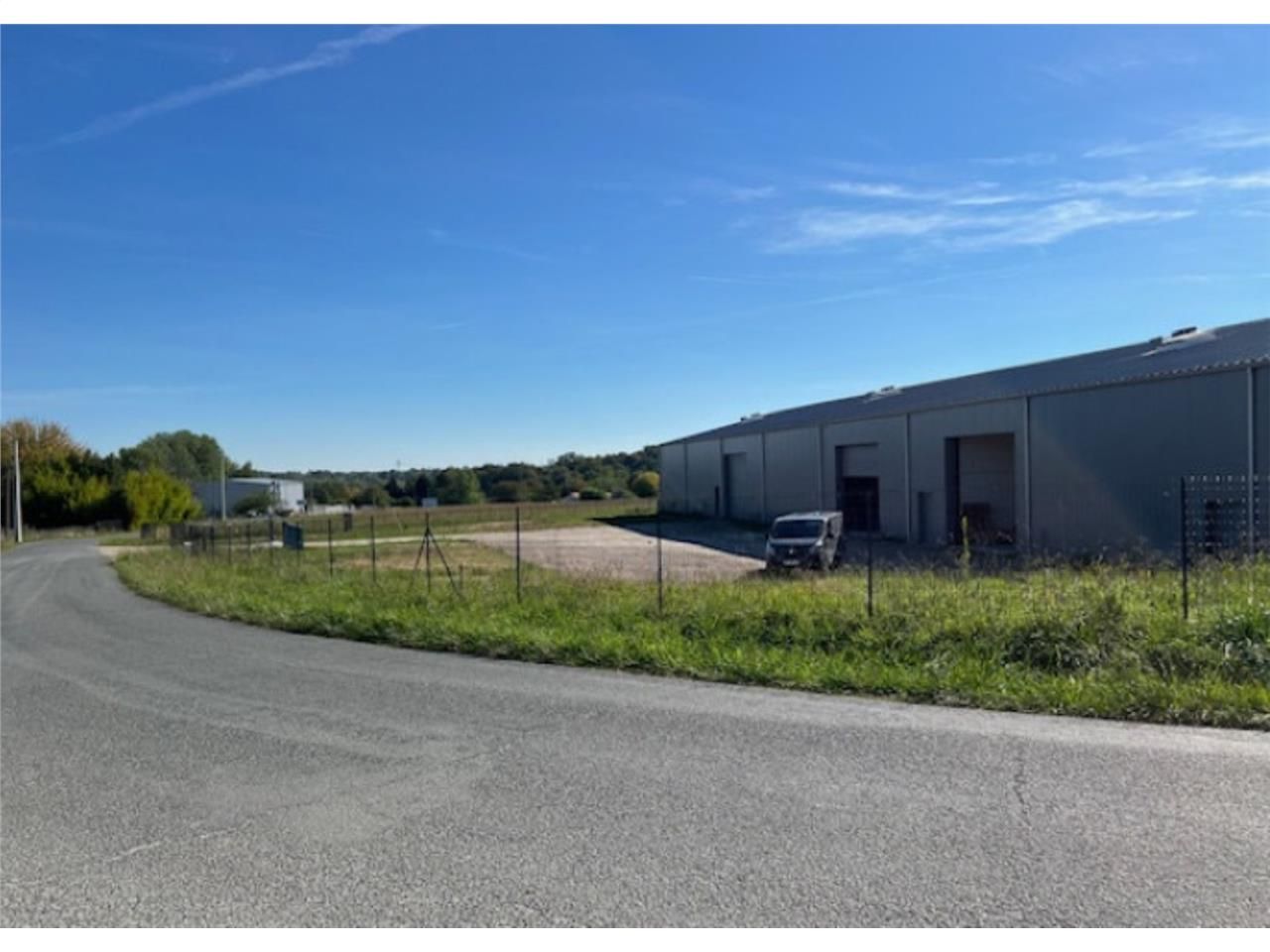 A LOUER, local d'activités neuf sur la commune de