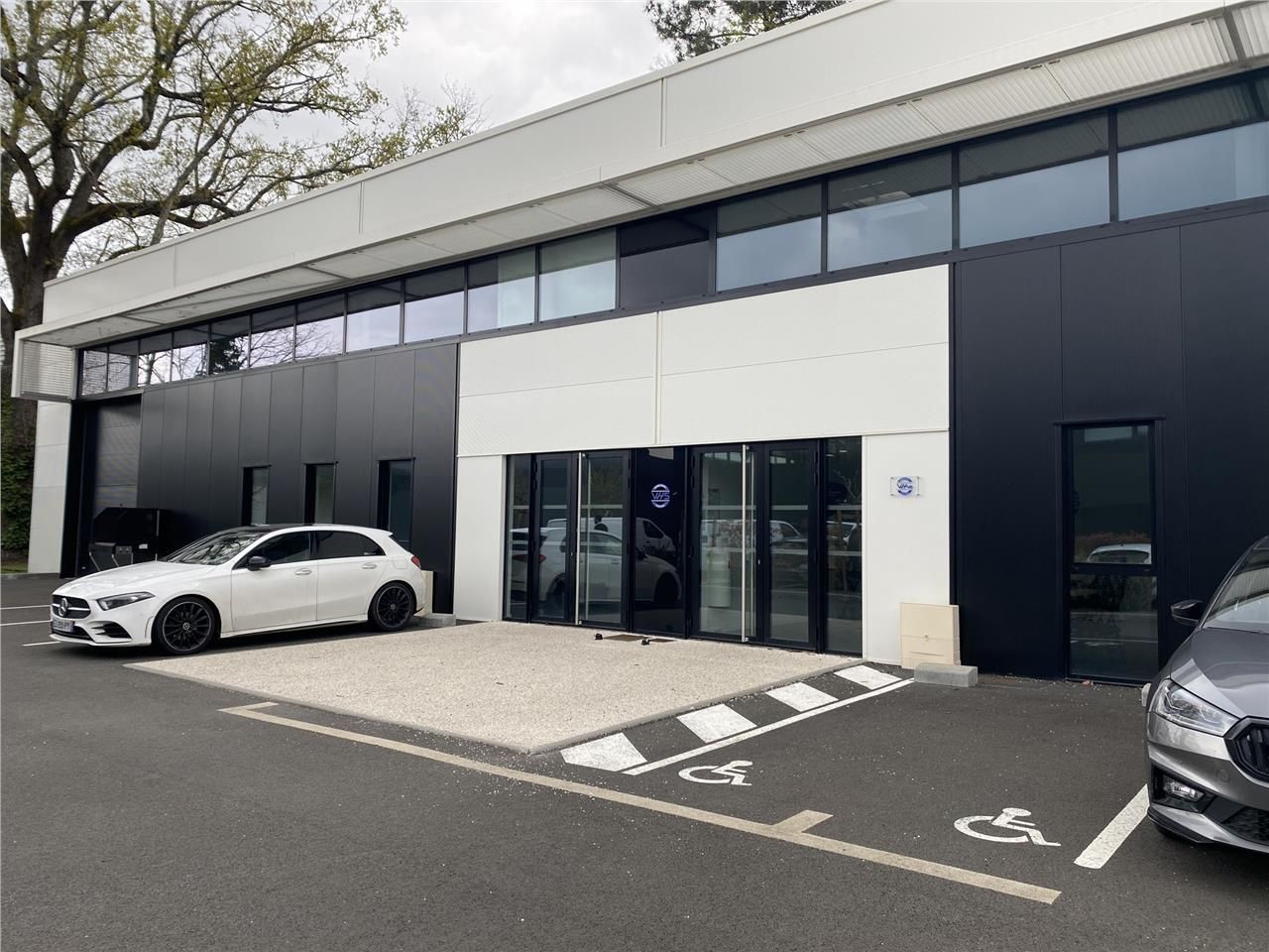 RARE A LOUER AU COEUR DU PARC D'ACTIVITES VERT CA