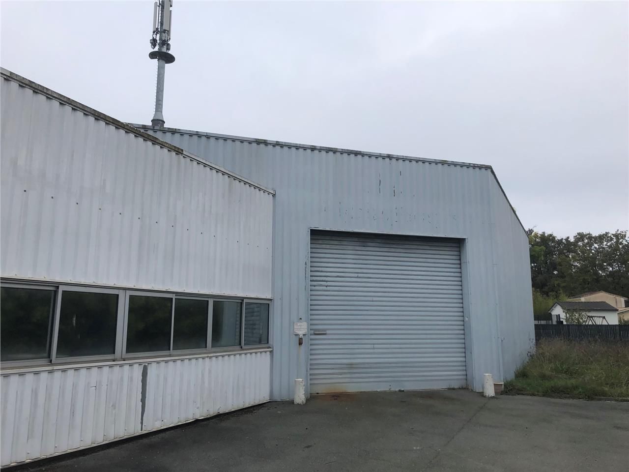 Idéalement placé à proximité de l'A10 dans la zon