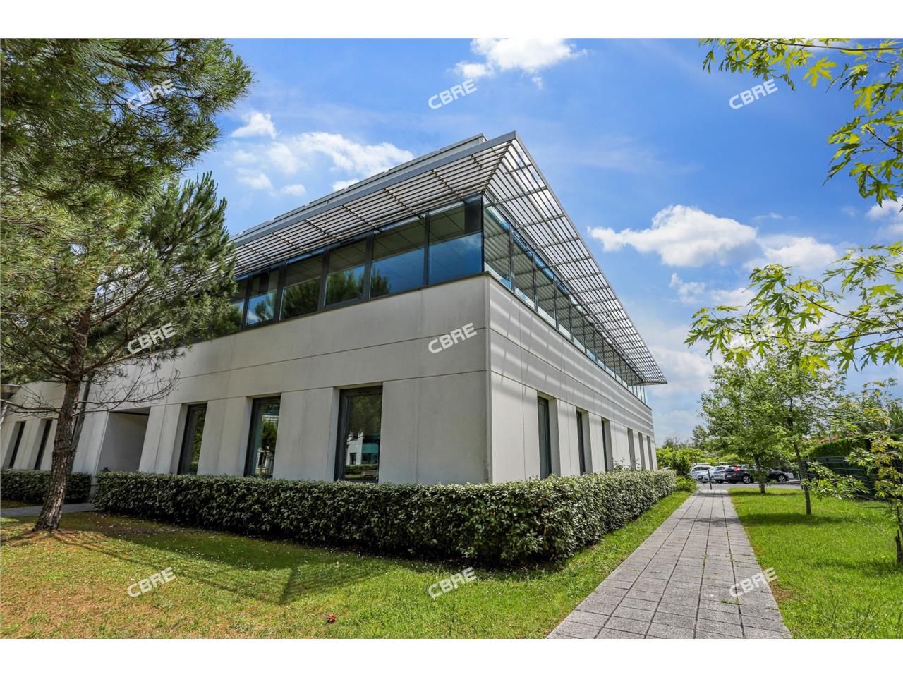 Dans un parc verdoyant et à proximité des transpo