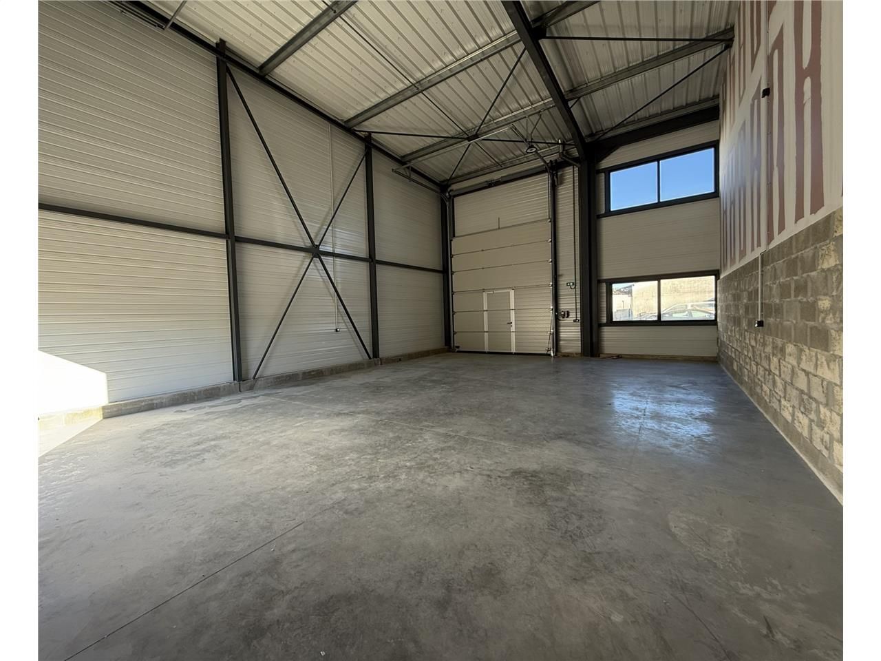 À LOUER LOCAL D'ACTIVITÉ À EYSINES. Ce local de 1