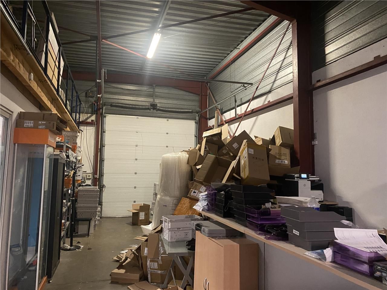 Local d'activités à louer de 365 m² au total avec