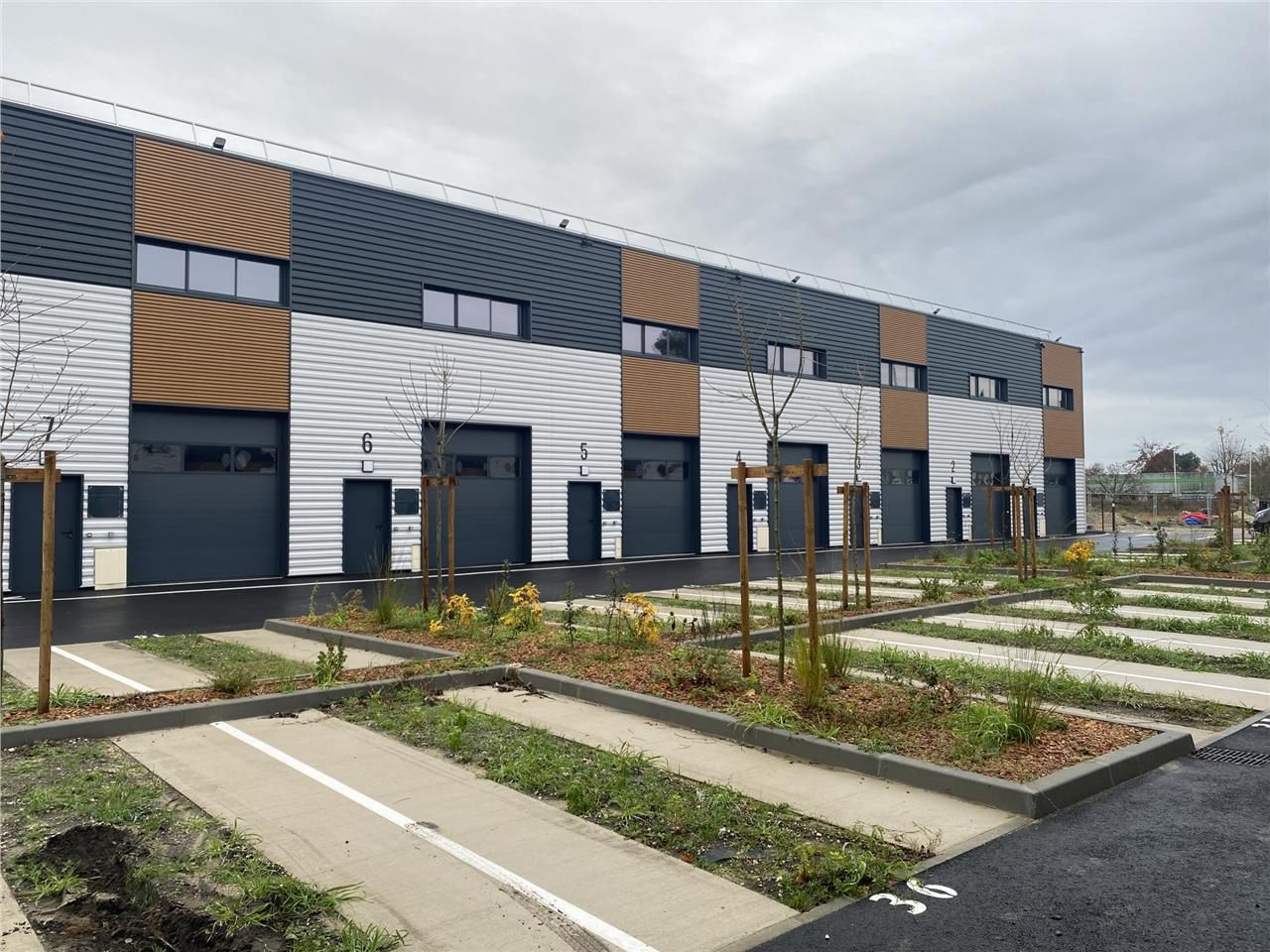 A LOUER - CELLULES ARTISANALES NEUVES de 127 ou 1