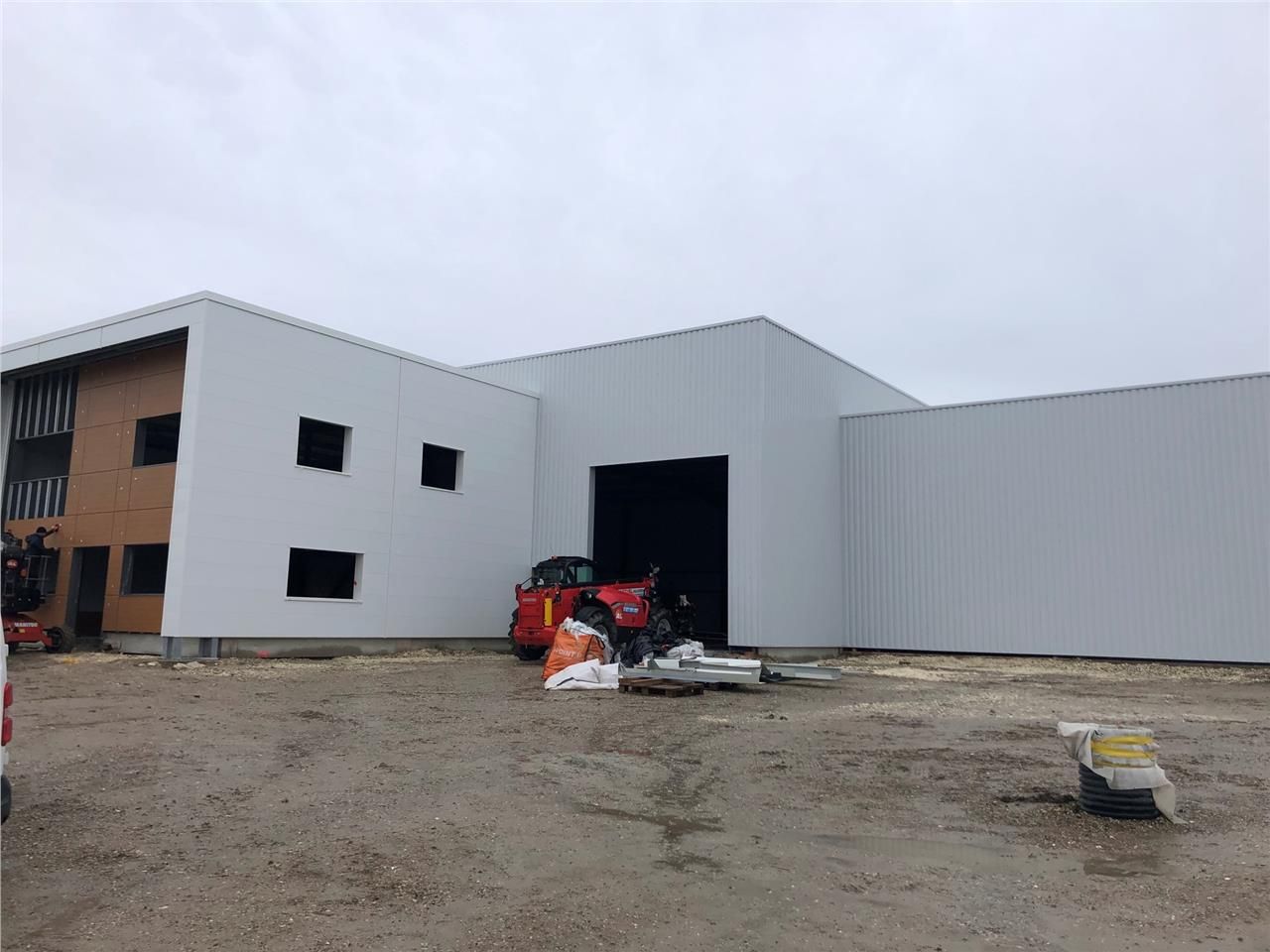 A LOUER, local d'activités / entrepôt réhabilité 