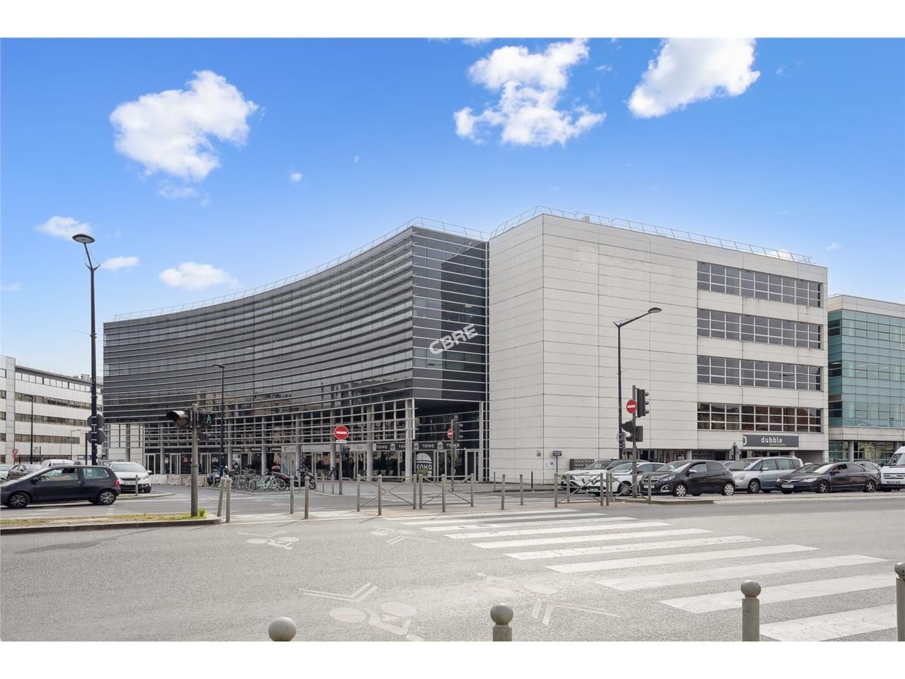 Emplacement stratégique pour cet immeuble de bure