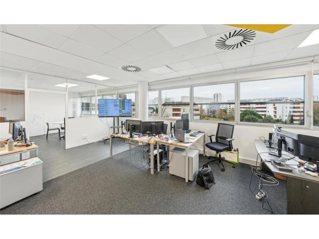 Emplacement stratégique pour cet immeuble de bure