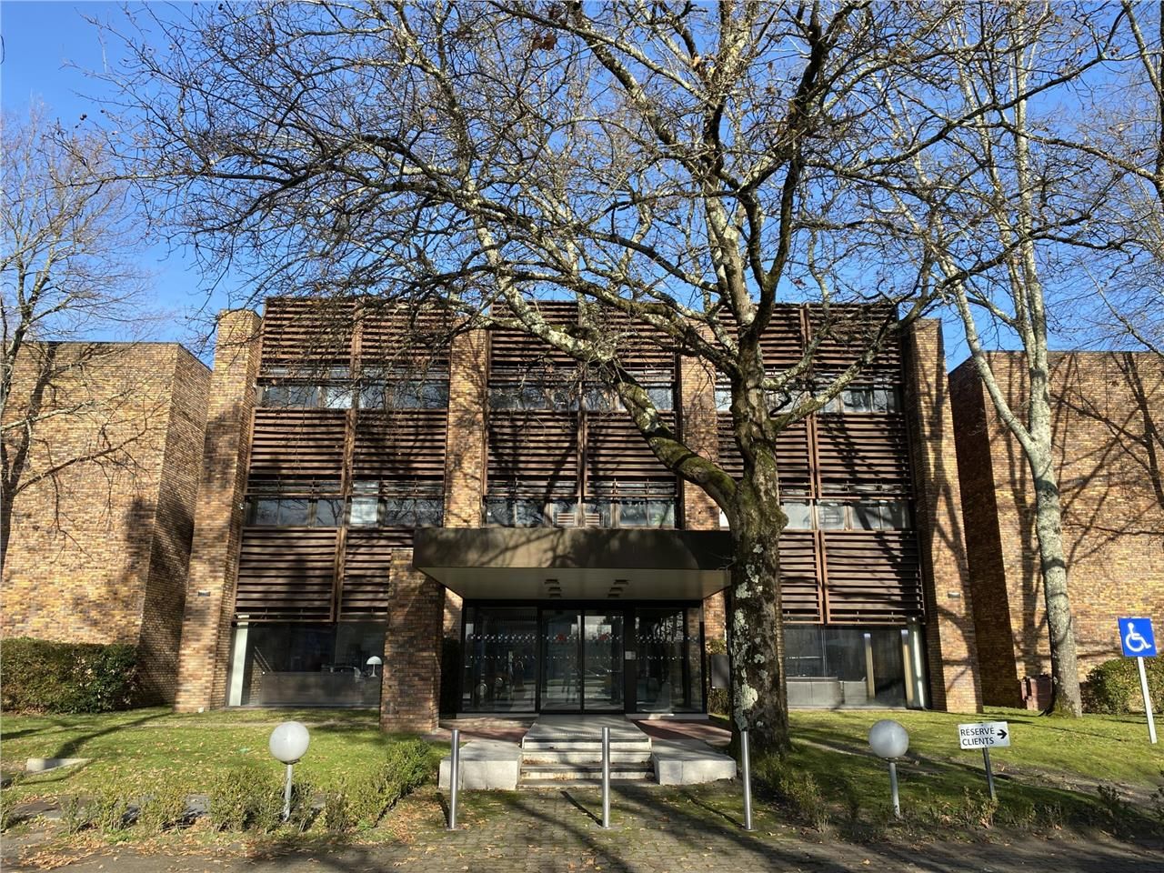 A louer ou à vendre, dans un immeuble moderne trè