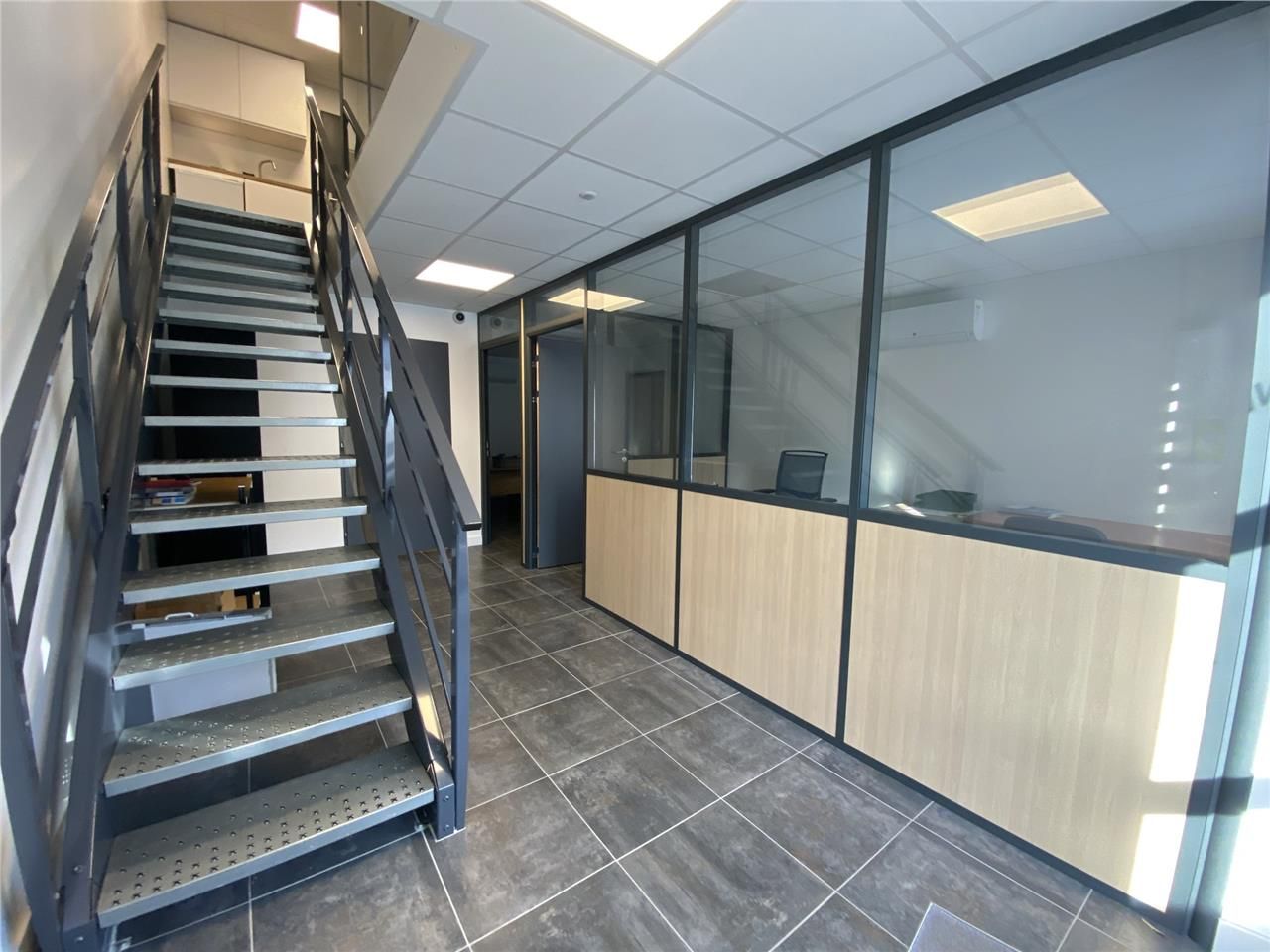 A VENDRE RARE Local artisanal avec bureaux d'acc