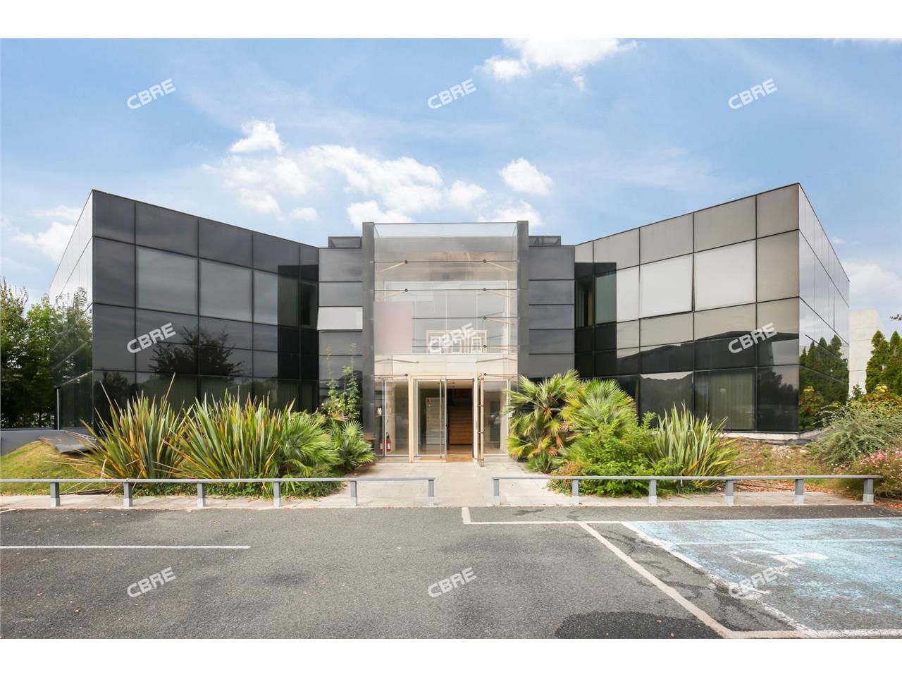 LOCATION - CBRE vous propose à la location dans u