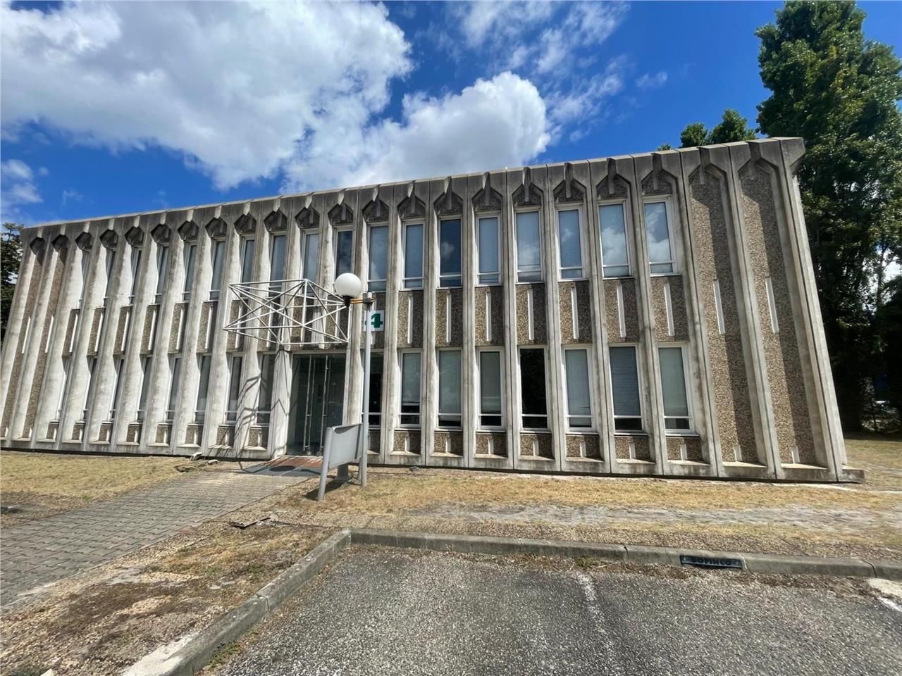 Immeuble indépendant de bureaux disponible à la l