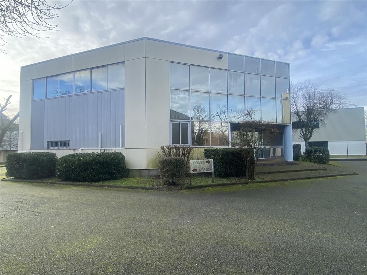 A LOUER : Bâtiment indépendant avec bureaux, loca