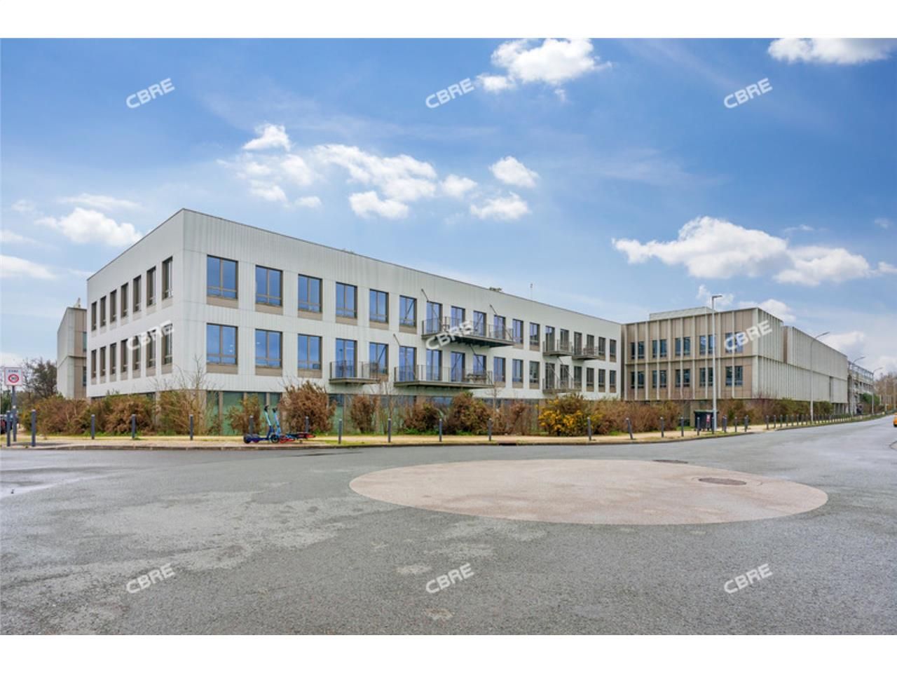 CBRE vous propose 237 m² de bureaux récents et di