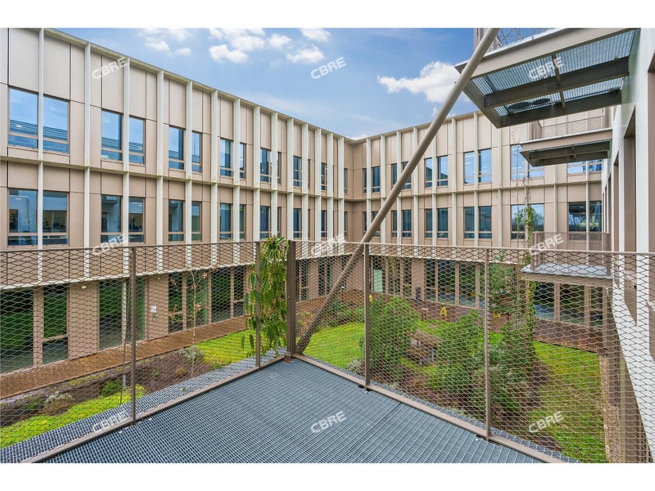 CBRE vous propose 237 m² de bureaux récents et di