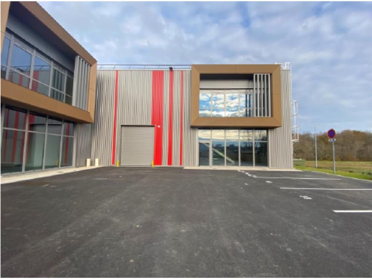 Situé au coeur de la zone d'activités de Tresses,