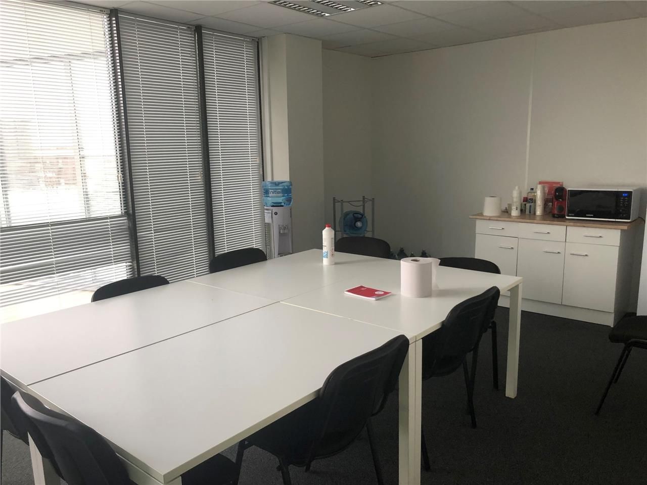 A LOUER - Bureaux cloisonnés et climatisés sur la