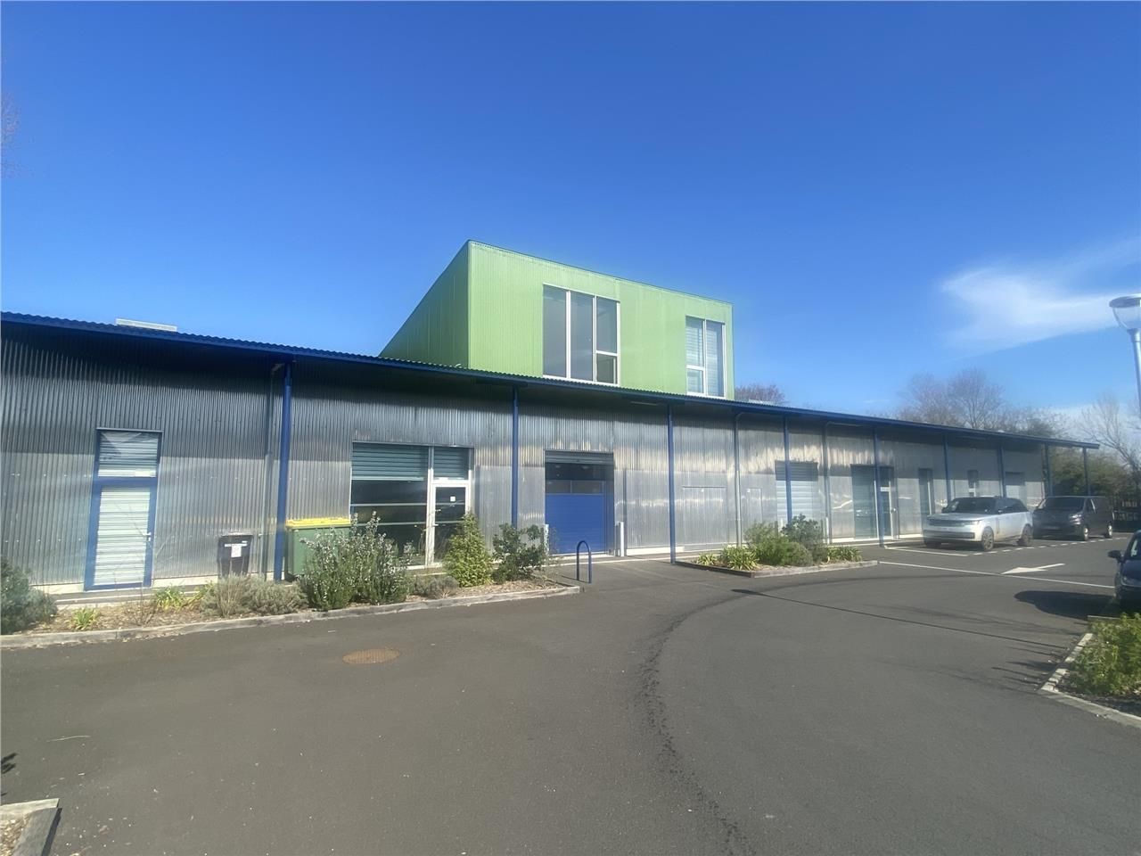 A VENDRE : Bâtiment entrepôt + bureaux de 990m² -