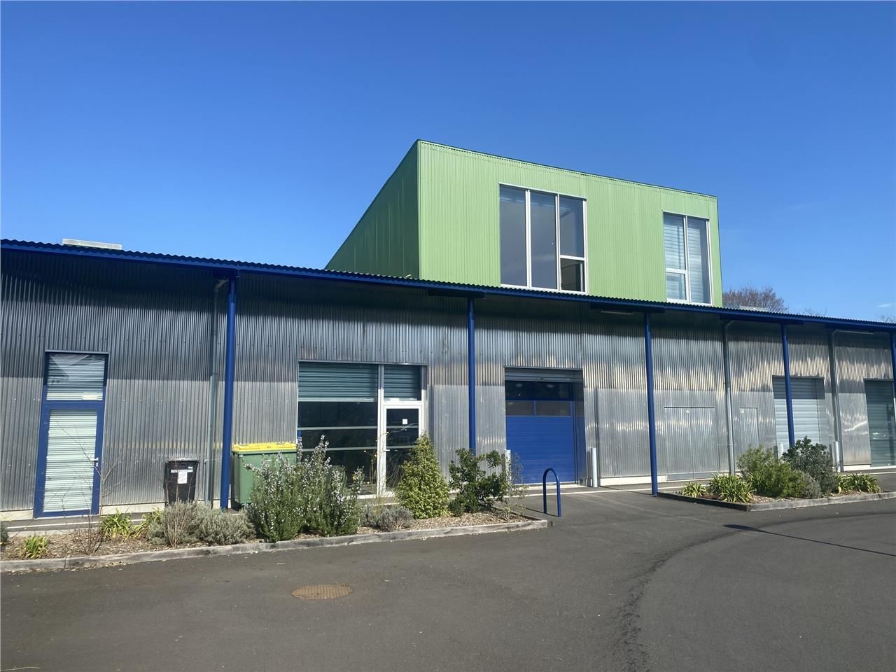 A VENDRE : Bâtiment entrepôt + bureaux de 990m² -