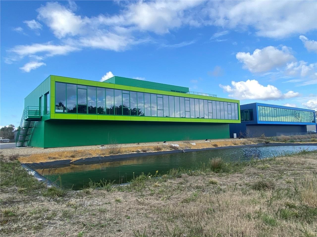 A VENDRE MIOS (33) : ENTREPÔT ET BUREAUX DE STAND