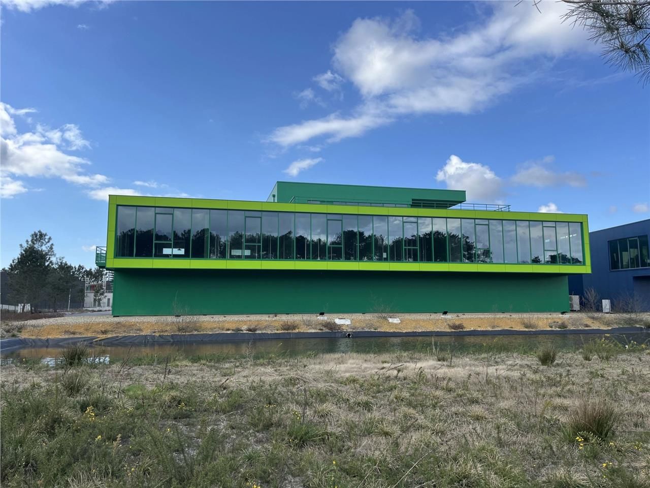 A VENDRE MIOS (33) : ENTREPÔT ET BUREAUX DE STAND