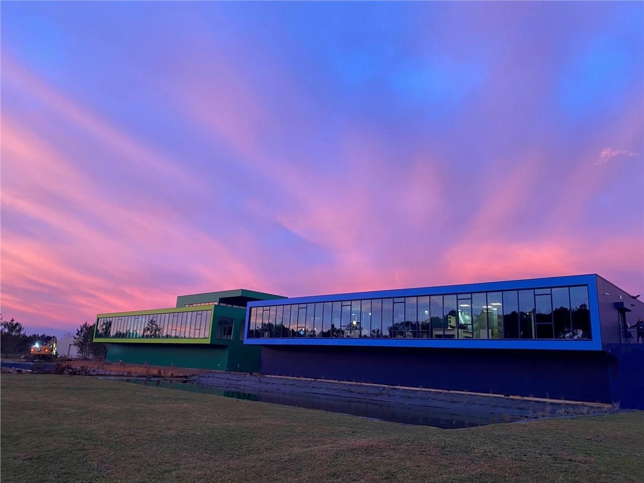 A VENDRE MIOS (33) : ENTREPÔTS ET BUREAUX DE STAN