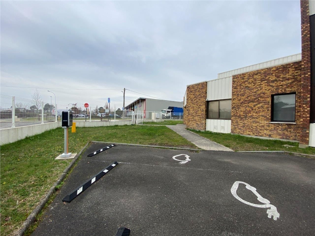 A LOUER au pied de l'A63 :  Excellente visibilité