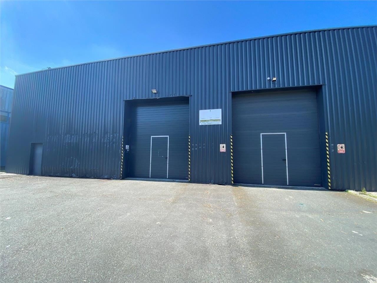 Entrepôts à louer - 1 800 m² - Visibilité 1ere li