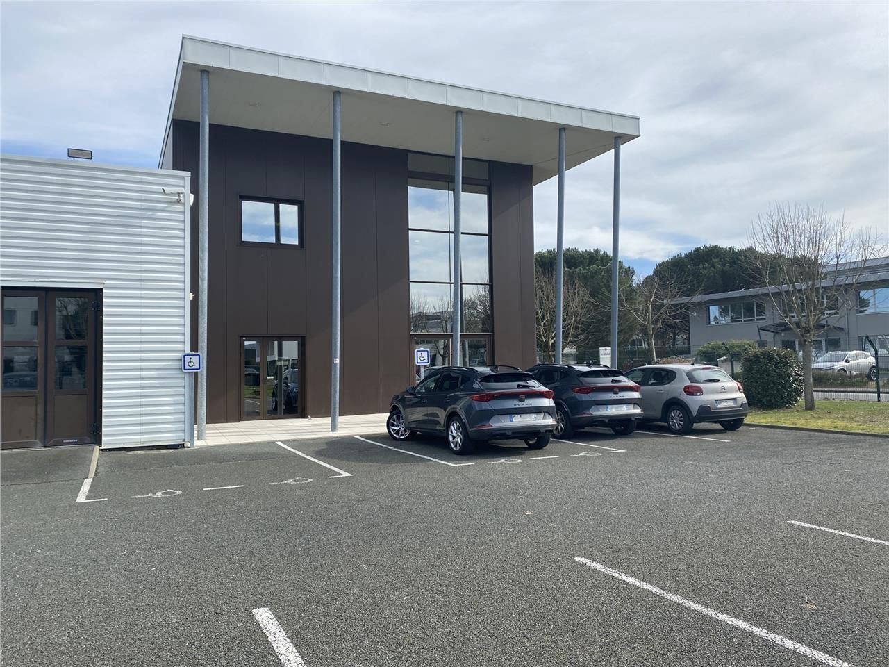 Bâtiment d'activités à louer - 1?339 m² - Prestat