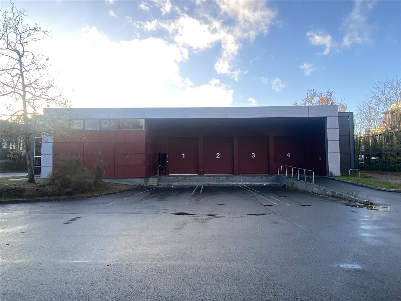 À VENDRE - Bâtiment indépendant 2 606 m² - Mérign