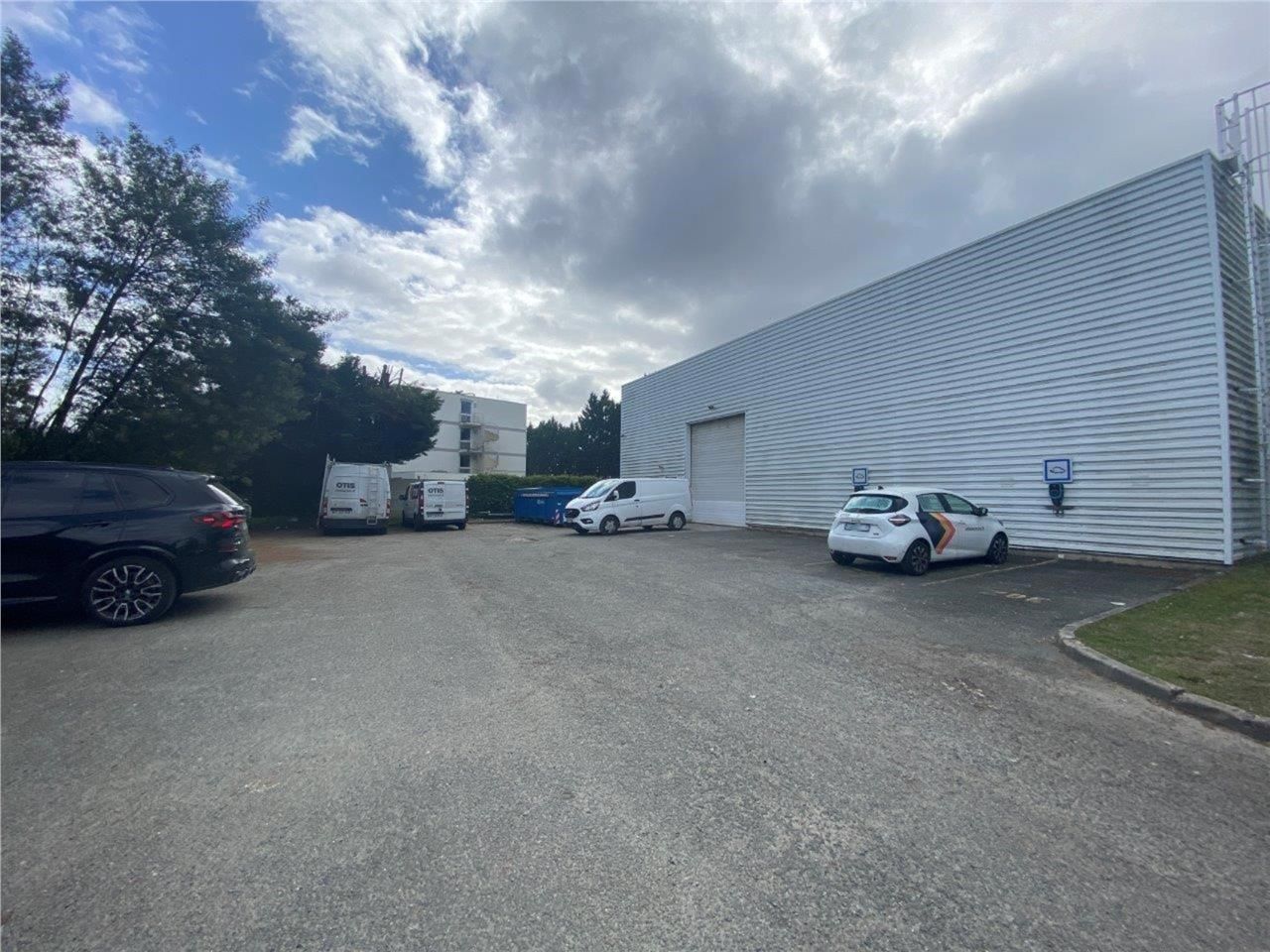 À LOUER - BÂTIMENT MIXTE INDÉPENDANT de 1610 m² -