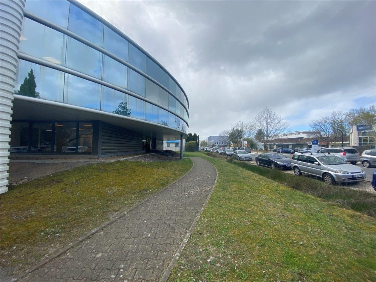 À LOUER - BÂTIMENT MIXTE INDÉPENDANT de 1610 m² -