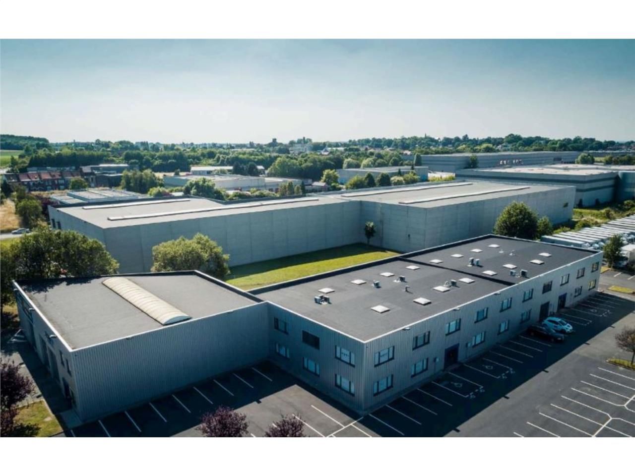 Différentes surfaces de bureaux, entièrement réno