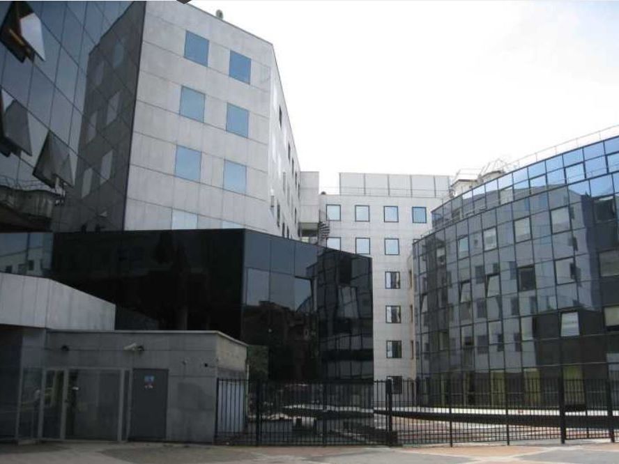 Cet immeuble est situé en face de la gare Lille-F