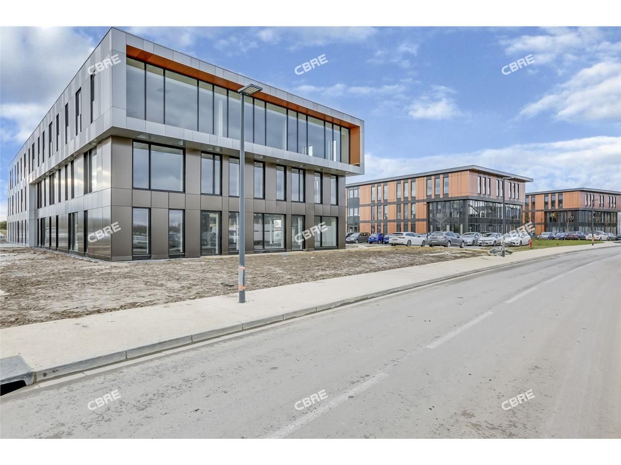 A la croisée des axes autoroutiers, à côté du Par