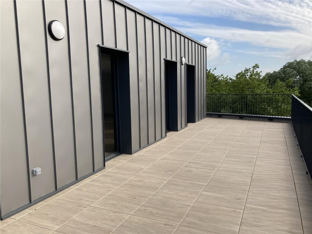 Idéalement situé à l'entrée du Boulevard Clémence