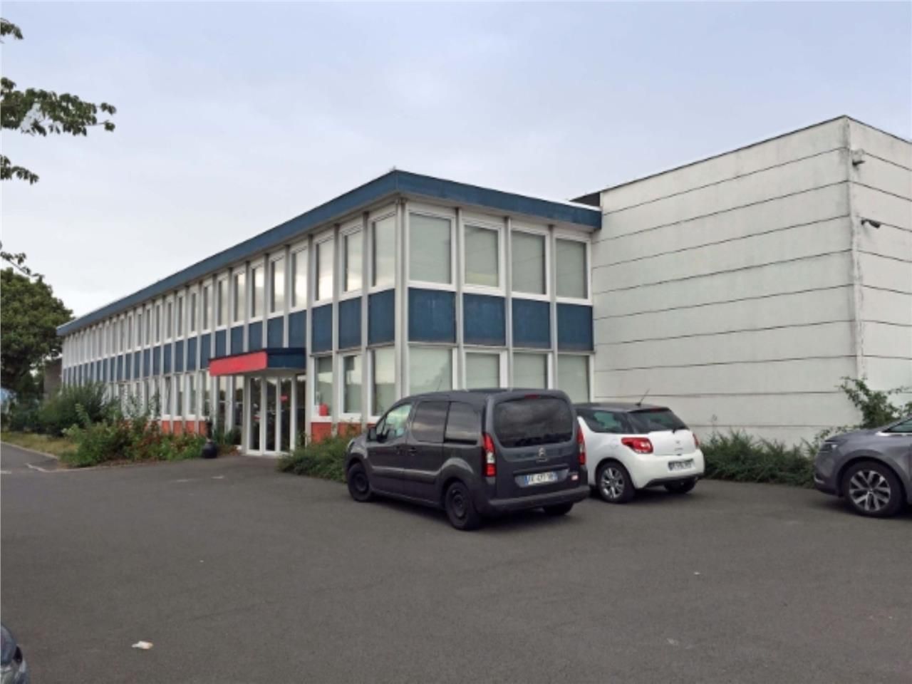 A louer ou à vendre entrepôt de 2 880 m² et burea