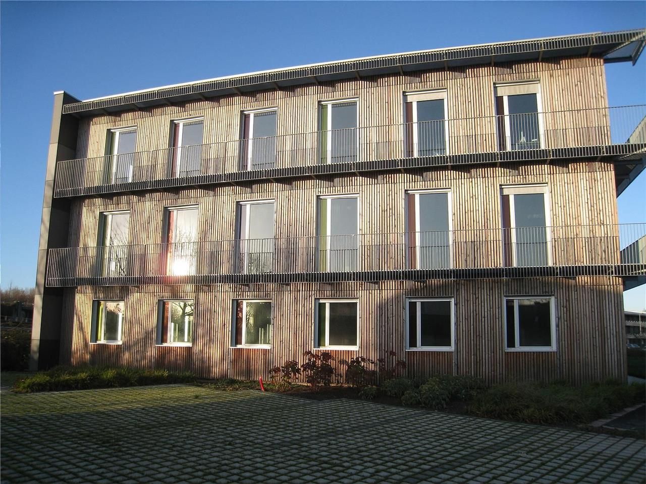 Cet immeuble de bureaux indépendant d'environ 3 0