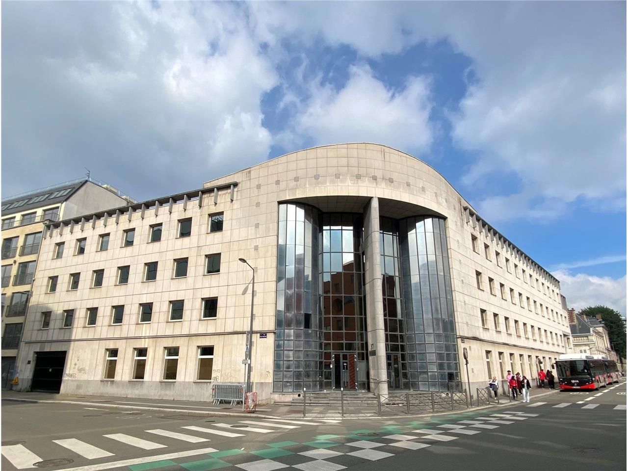 Idéalement situé à deux pas des gares, du centre-