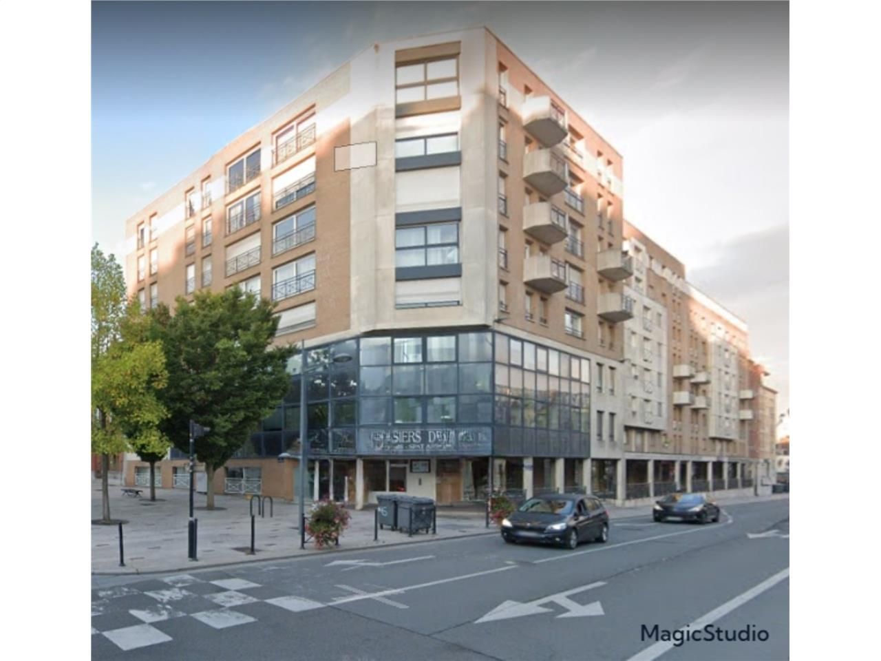 Installez vos bureaux au 2ème étage de cet immeub