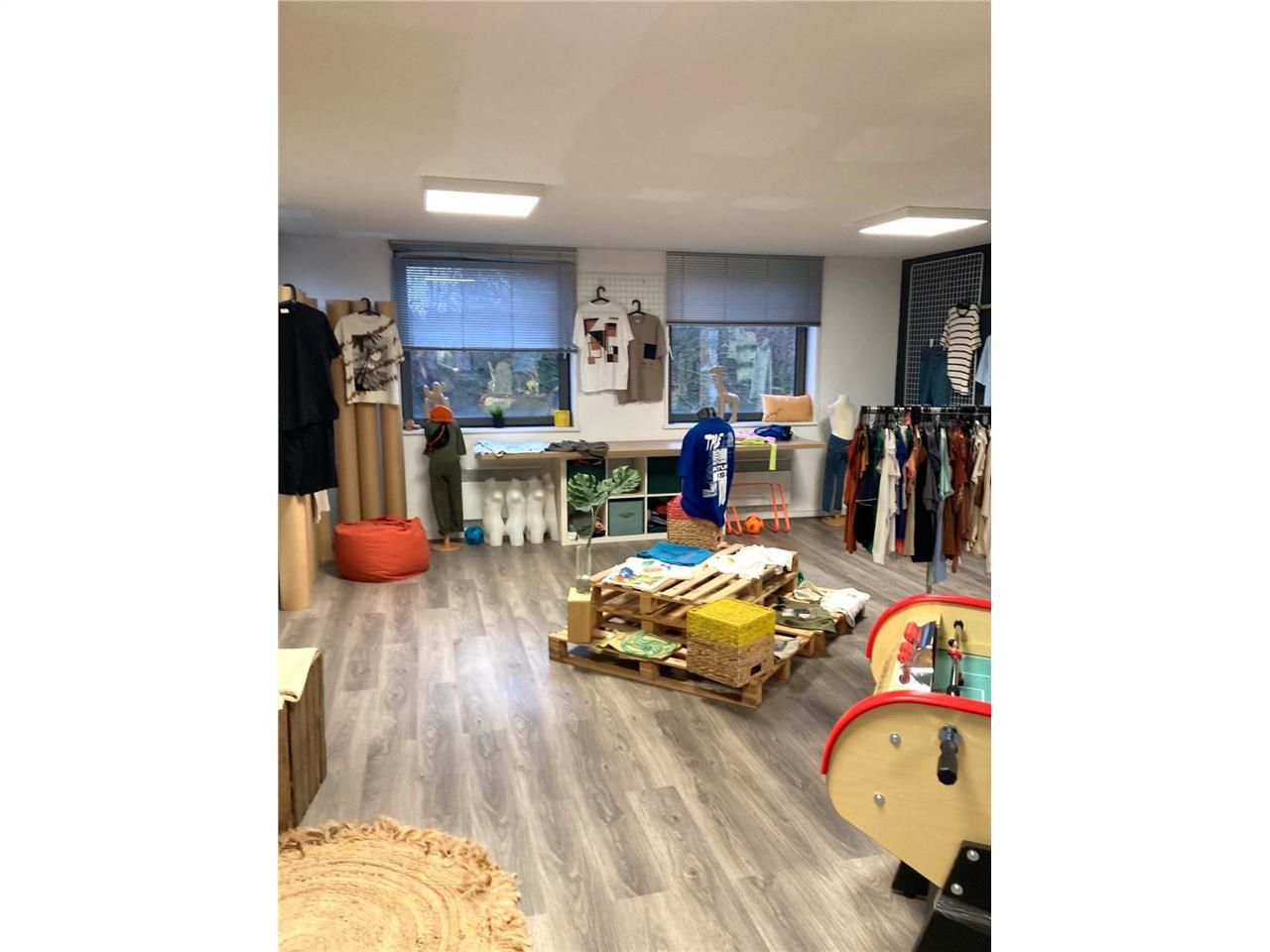 Découvrez cet espace de bureau de 378 m² situé au