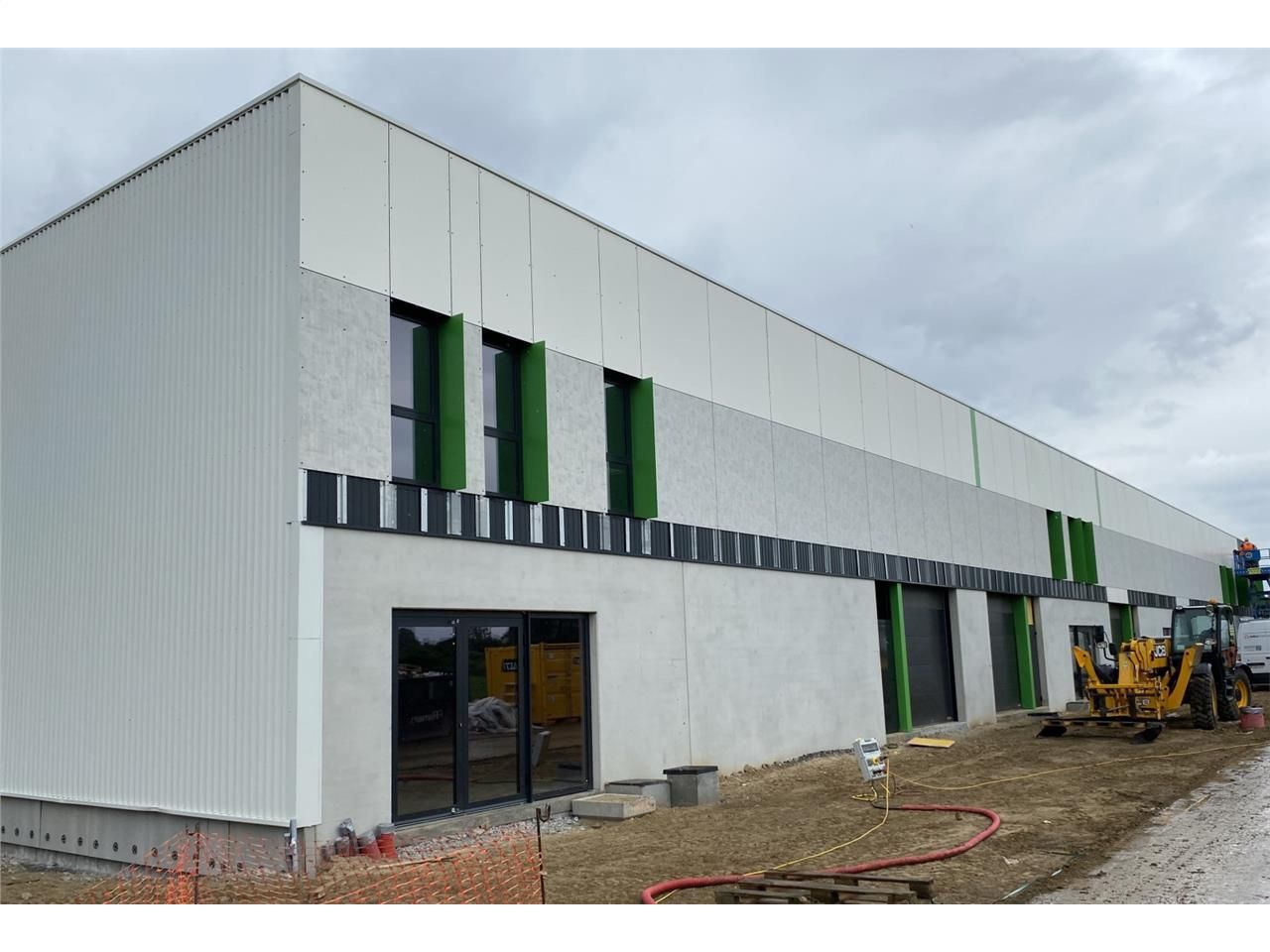 A louer, deux cellules d'activités neuves, livrée
