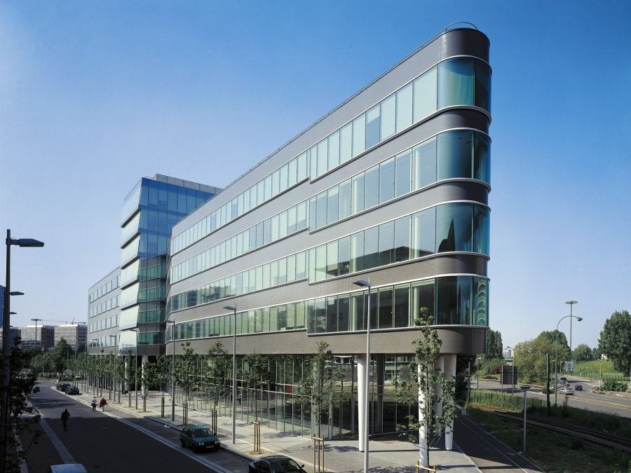 Véritable vaisseau à l'entrée des Grands Boulevar