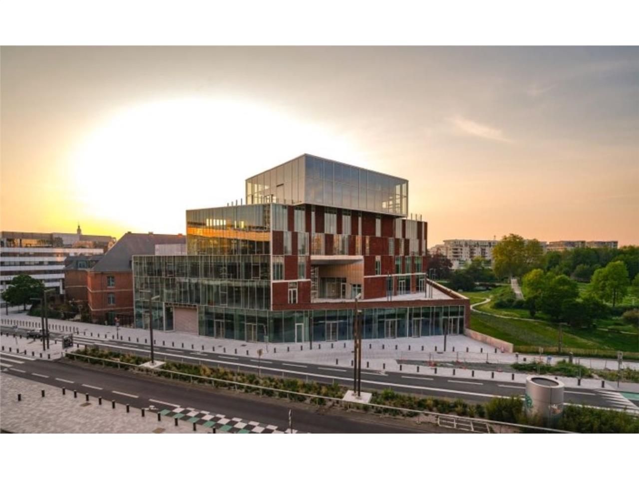 Situé entre les gares Lille Flandres et Lille Eur