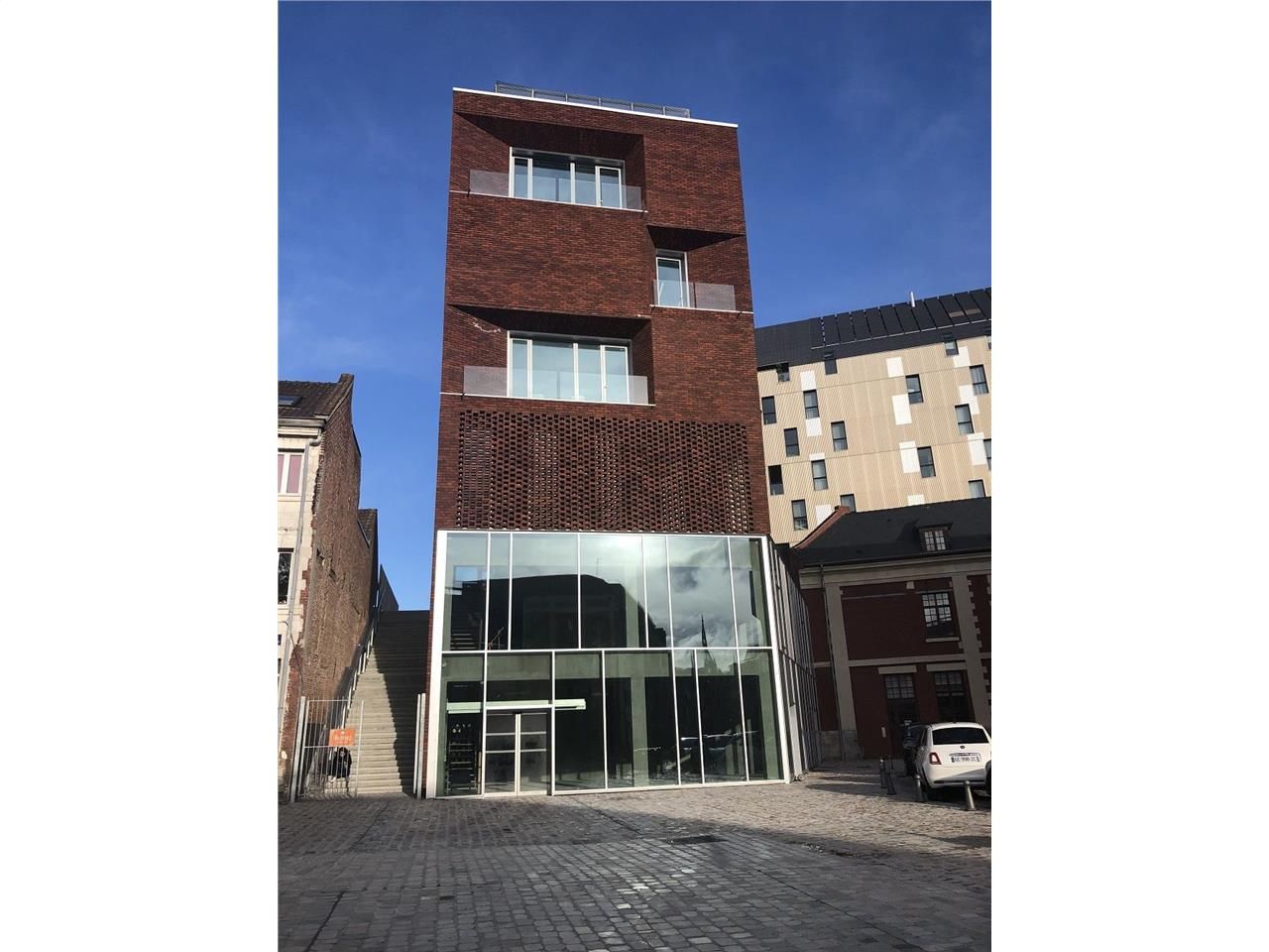 Situé entre les gares Lille Flandres et Lille Eur