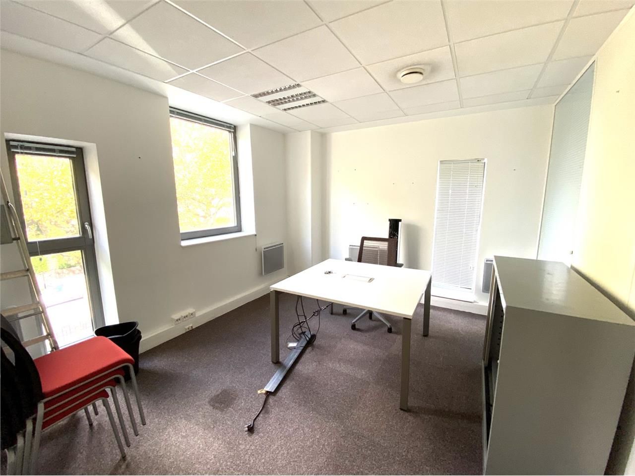 CBRE vous propose à la location et à la vente, ce