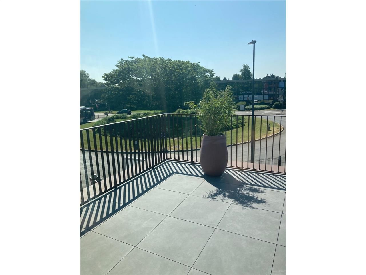 Face au Décathlon Campus, nous vous proposons une