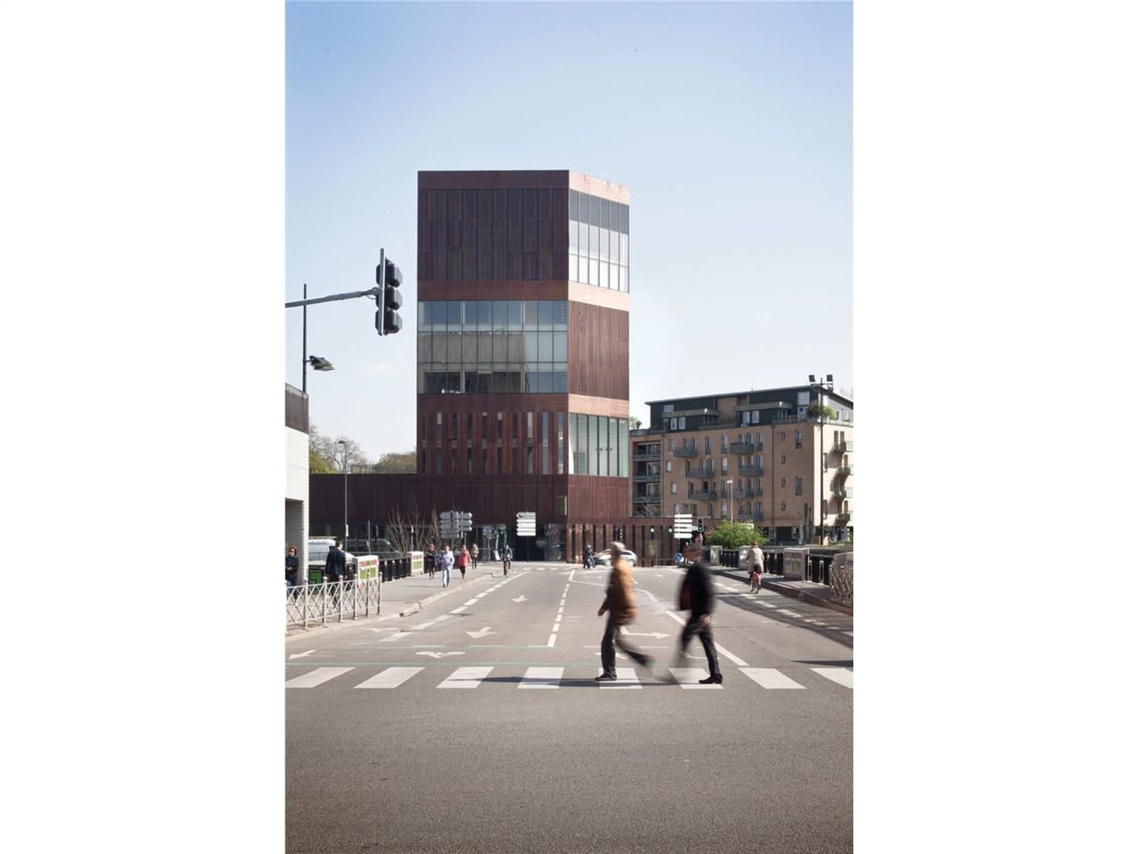 Face à la gare Lille Europe, la Tour "Euravenir"