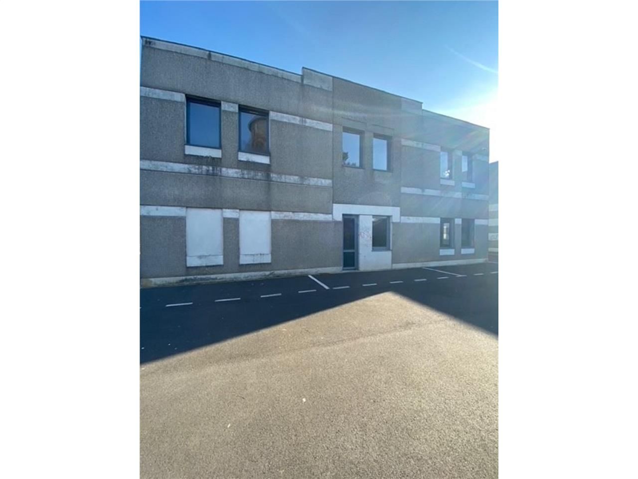 A proximité des Grands Boulevards et du tramway. 