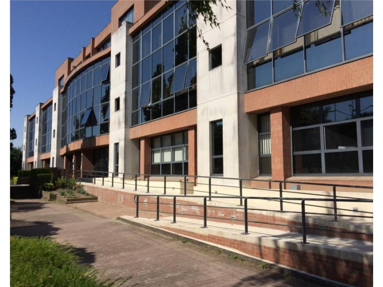 CBRE vous propose des surfaces de bureaux dans le